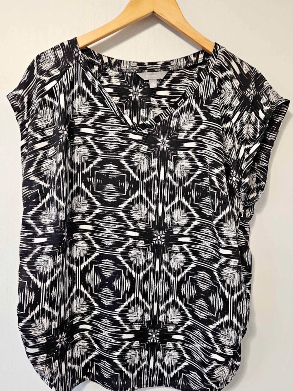 Black & White Patterned V-Neck Short Sleeve Tee